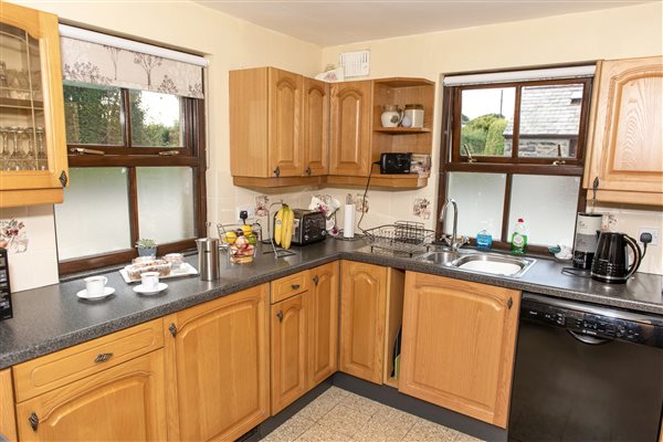 fully equipped kitchen with dishwasher and built under fridge
